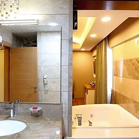 Life Corner Hotel 3*