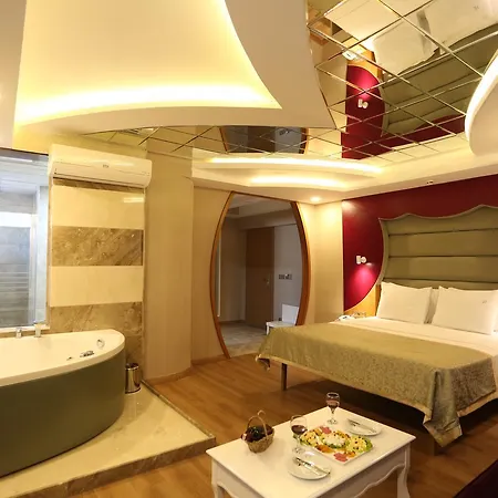 Life Corner Hotel 4*
