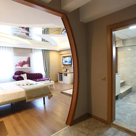 Life Corner Hotel 4*